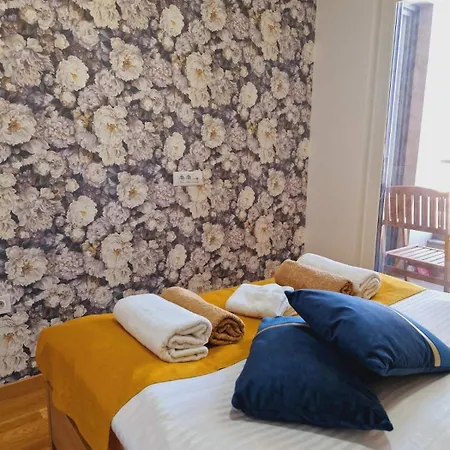 Urban Garden Apartment *