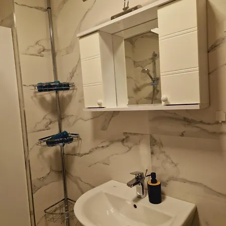 Urban Garden Apartment *